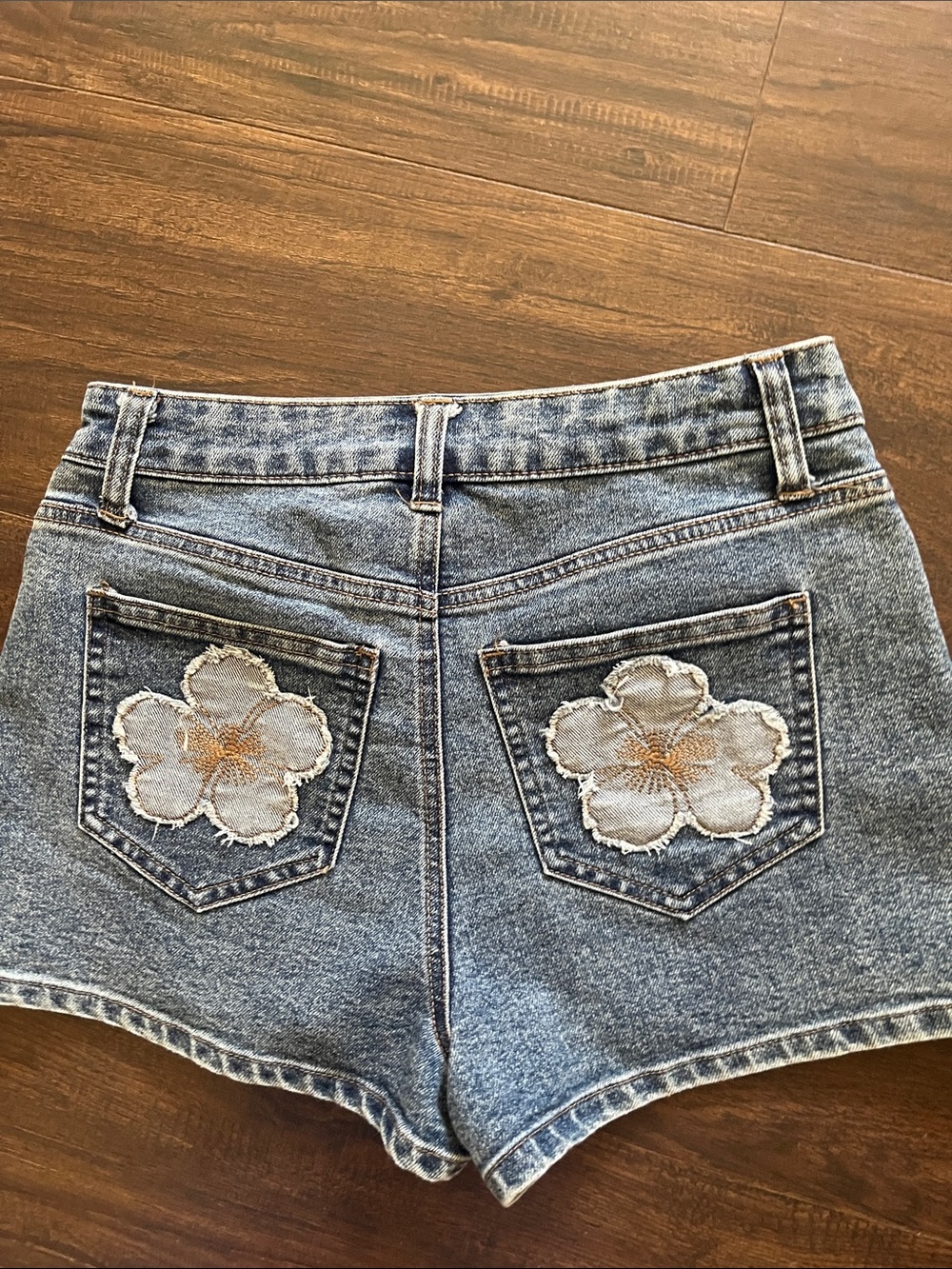 No Boundaries Light Blue Embroidered Flower Denim Shorts net